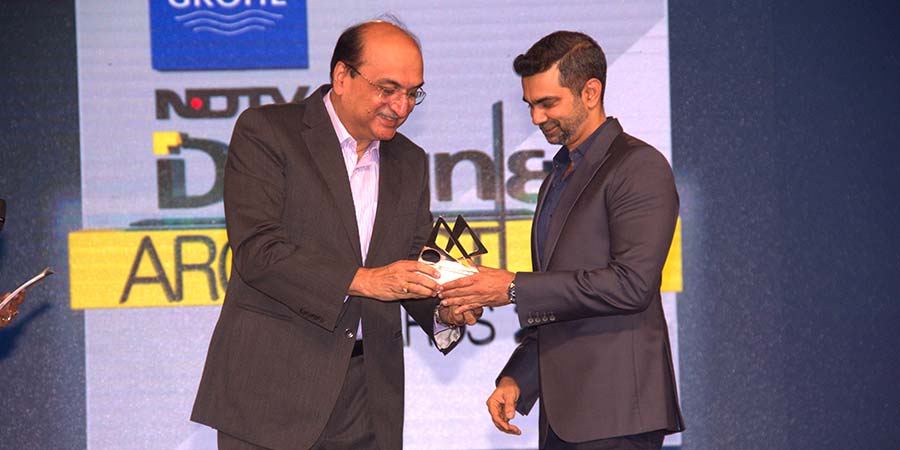 Sanjay Puri receiving the Design Innovation Award 2016