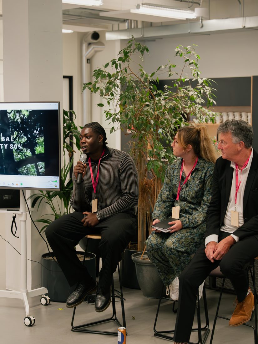 Noris on a panel