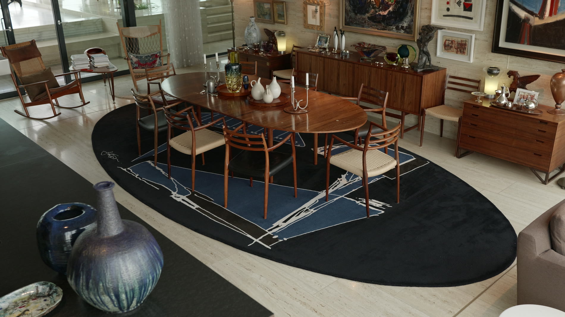 The dining table on the oval Urbis carpet