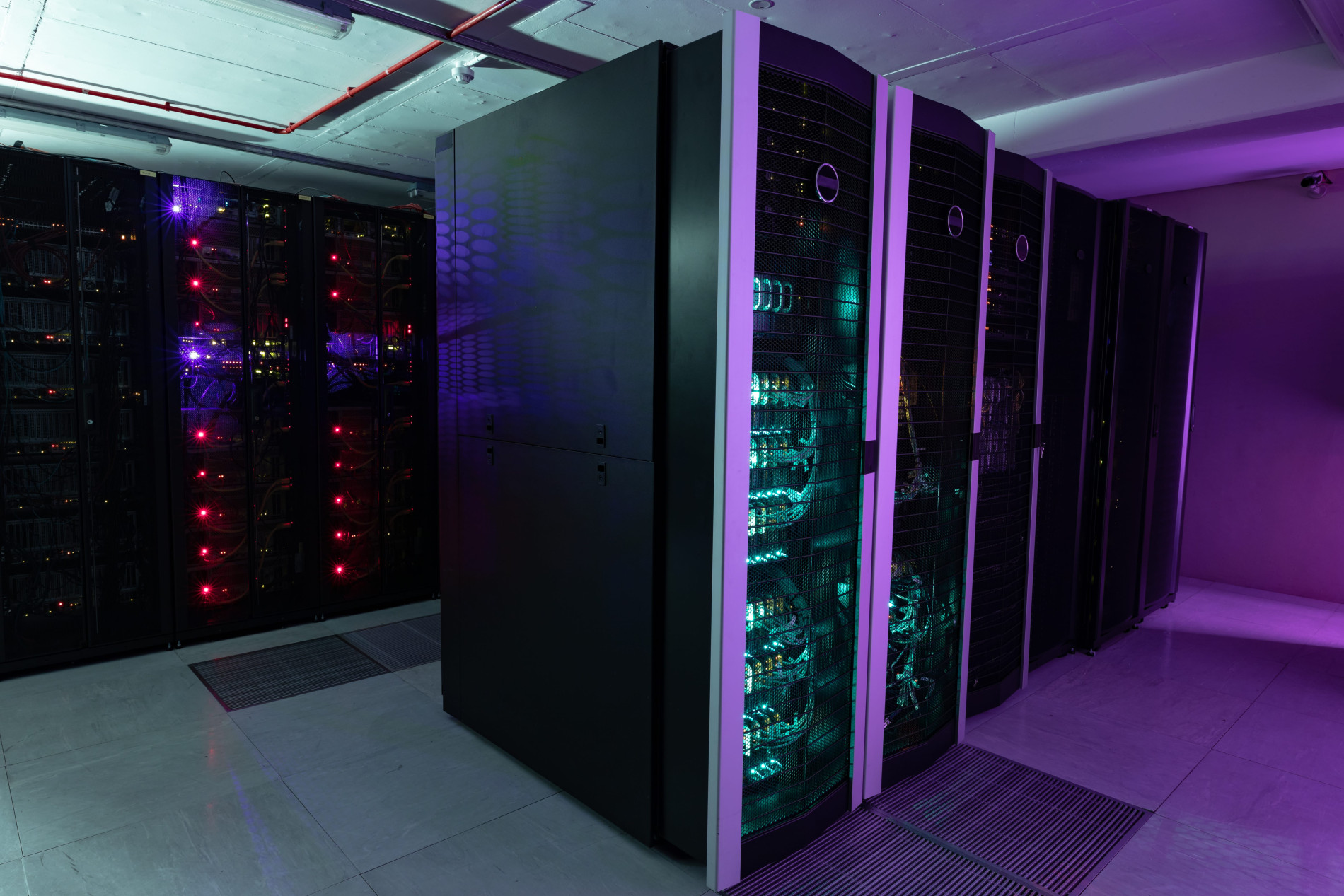 AdobeStock_468800930 (1)-min Data Centre